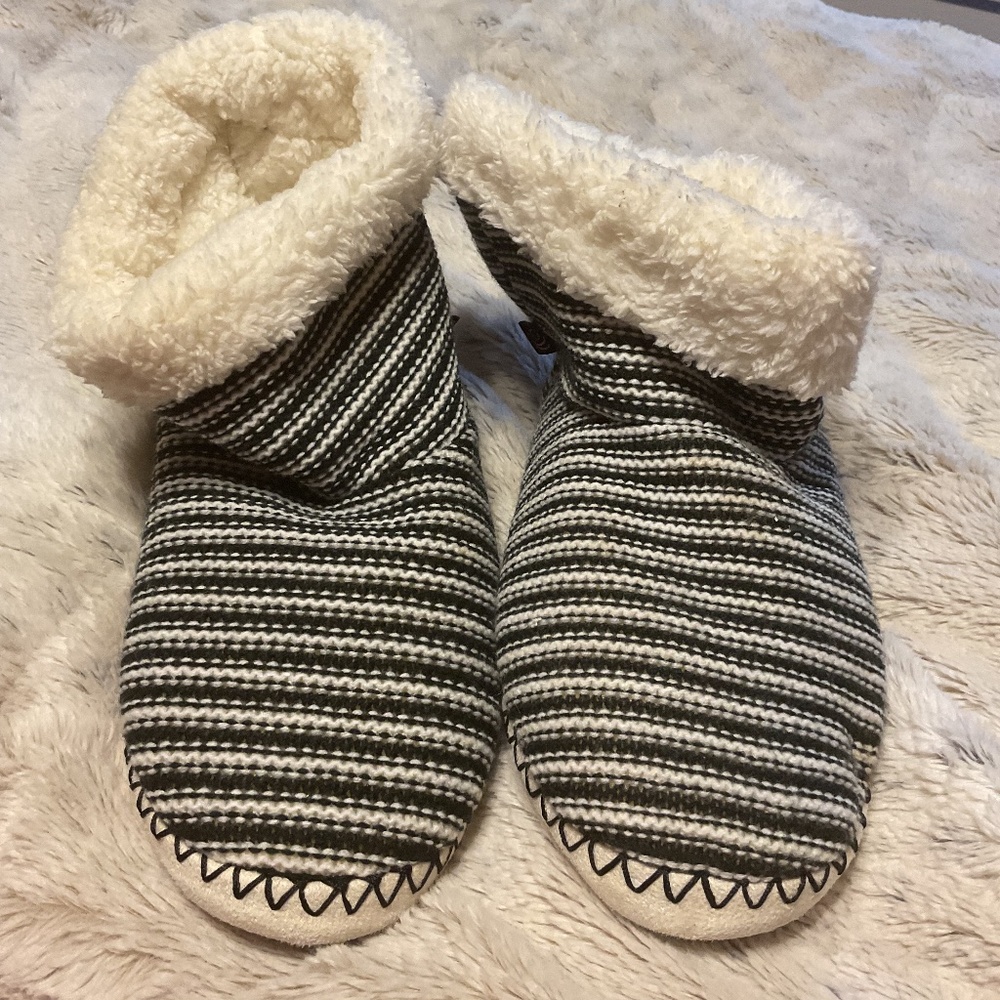 Cuddl Duds black & white stripe faux fur, ankle length slippers in 7-8 M
